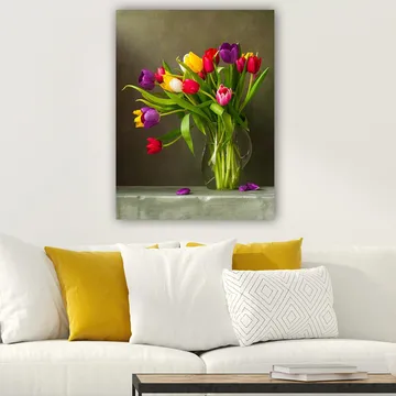 Canvastavla 70x100 cm - Vacker bukett med färgglada tulpaner i en glasvas - Lila / Röd / Gul - Inredning - Tavlor & posters - Canvastavla