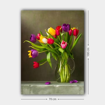 Canvastavla 70x100 cm - Vacker bukett med färgglada tulpaner i en glasvas - Lila / Röd / Gul - Inredning - Tavlor & posters - Canvastavla