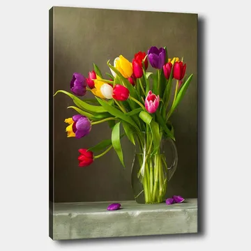 Canvastavla 70x100 cm - Vacker bukett med färgglada tulpaner i en glasvas - Lila / Röd / Gul - Inredning - Tavlor & posters - Canvastavla