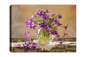 Canvastavla 70x100 cm - Vacker bukett med lila blommor i en glasvas - Lila / Grön - Inredning - Tavlor & posters - Canvastavla