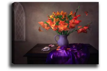 Canvastavla 70x100 cm - Vacker bukett med orange gladiolus i en lila vas - Orange / Lila - Inredning - Tavlor & posters - Canvastavla