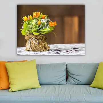 Canvastavla 70x100 cm - Vacker bukett med orange tulpaner och gröna blad i en jutevävskorg - Orange / Grön / Vit - Inredning - Tavlor & posters - Canvastavla