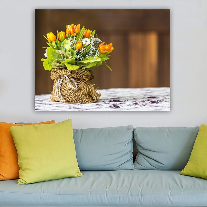 Canvastavla 70x100 cm - Vacker bukett med orange tulpaner och gröna blad i en jutevävskorg - Orange / Grön / Vit - Inredning - Tavlor & posters - Canvastavla