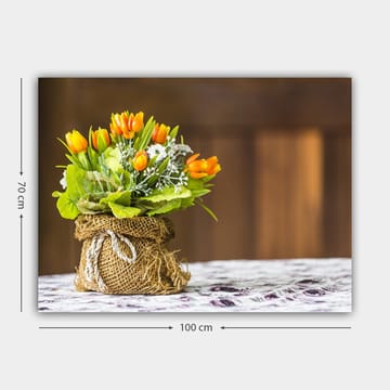 Canvastavla 70x100 cm - Vacker bukett med orange tulpaner och gröna blad i en jutevävskorg - Orange / Grön / Vit - Inredning - Tavlor & posters - Canvastavla