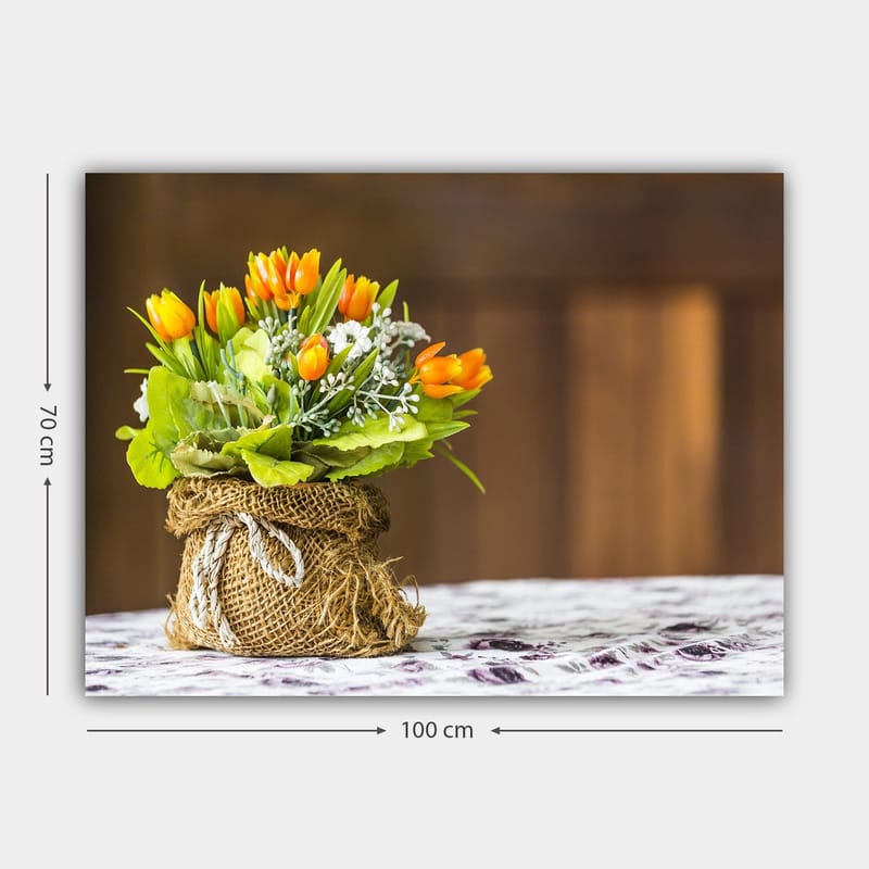 Canvastavla 70x100 cm - Vacker bukett med orange tulpaner och gröna blad i en jutevävskorg - Orange / Grön / Vit - Inredning - Tavlor & posters - Canvastavla