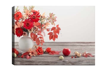 Canvastavla 70x100 cm - Vacker bukett med röda och orange blommor i en vit vas, omgiven av höstlöv och frukter - Röd / Orange / Grön - Inredning - Tavlor & posters - Canvastavla