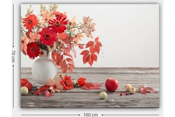 Canvastavla 70x100 cm - Vacker bukett med röda och orange blommor i en vit vas, omgiven av höstlöv och frukter - Röd / Orange / Grön - Inredning - Tavlor & posters - Canvastavla