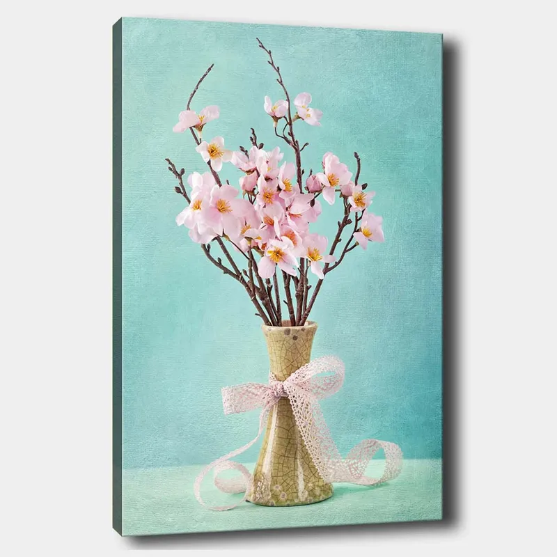 Canvastavla 70x100 cm - Vacker bukett med rosa blommor i en grön vas dekorerad med ett ljusrosa band, Rosa / Grön / Ljusblå