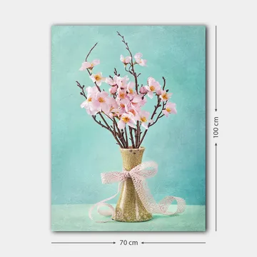 Canvastavla 70x100 cm - Vacker bukett med rosa blommor i en grön vas dekorerad med ett ljusrosa band - Rosa / Grön / Ljusblå - Inredning - Tavlor & posters - Canvastavla