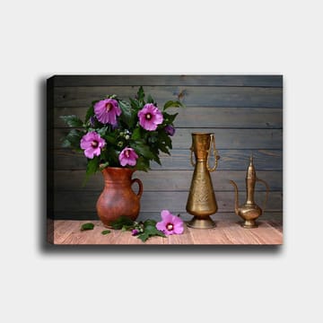 Canvastavla 70x100 cm - Vacker bukett med rosa blommor i en keramikvas på ett träbord, omgiven av metallföremål - Rosa / Grön / Brun - Inredning - Tavlor & posters - Canvastavla