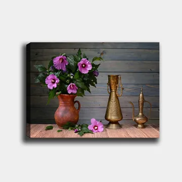 Canvastavla 70x100 cm - Vacker bukett med rosa blommor i en keramikvas på ett träbord, omgiven av metallföremål - Rosa / Grön / Brun - Inredning - Tavlor & posters - Canvastavla