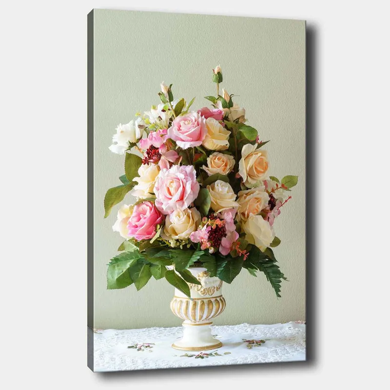 Canvastavla 70x100 cm - Vacker bukett med rosa och gula rosor i en dekorativ vas - Rosa / Gul / Grön - Inredning - Tavlor & posters - Canvastavla