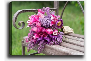 Canvastavla 70x100 cm - Vacker bukett med rosa och lila blommor arrangerad på en bänk - Rosa / Lila / Grön - Inredning - Tavlor & posters - Canvastavla