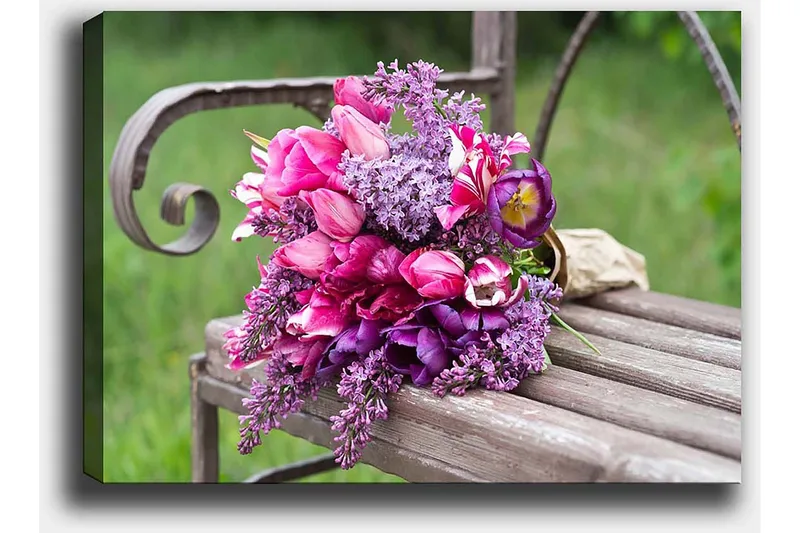 Canvastavla 70x100 cm - Vacker bukett med rosa och lila blommor arrangerad på en bänk - Rosa / Lila / Grön - Inredning - Tavlor & posters - Canvastavla