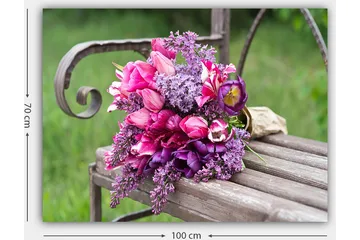 Canvastavla 70x100 cm - Vacker bukett med rosa och lila blommor arrangerad på en bänk - Rosa / Lila / Grön - Inredning - Tavlor & posters - Canvastavla