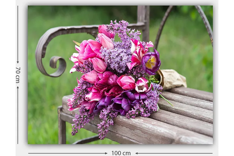Canvastavla 70x100 cm - Vacker bukett med rosa och lila blommor arrangerad på en bänk - Rosa / Lila / Grön - Inredning - Tavlor & posters - Canvastavla