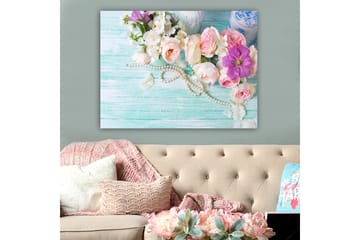Canvastavla 70x100 cm - Vacker bukett med rosa och lila blommor tillsammans med pärlor på en ljusgrön bakgrund - Rosa / Lila / Vit - Inredning - Tavlor & posters - Canvastavla