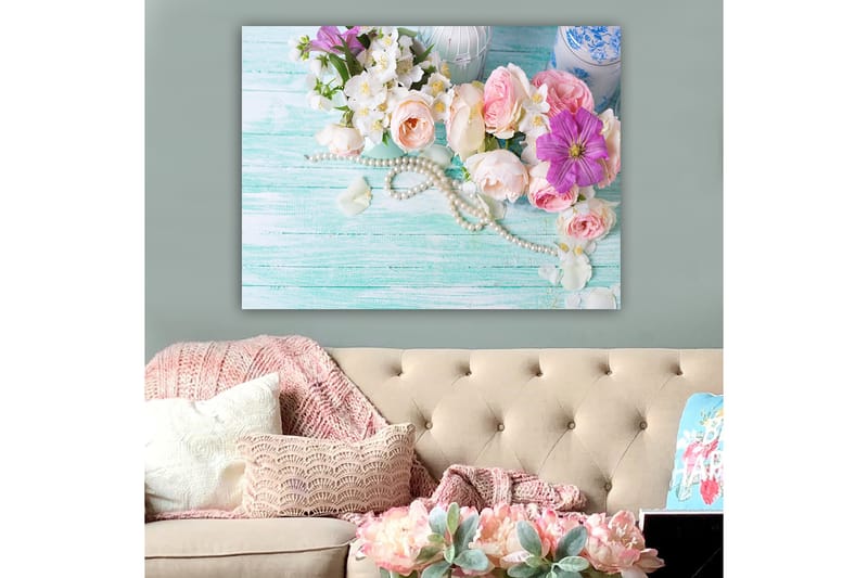 Canvastavla 70x100 cm - Vacker bukett med rosa och lila blommor tillsammans med pärlor på en ljusgrön bakgrund - Rosa / Lila / Vit - Inredning - Tavlor & posters - Canvastavla