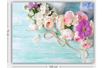 Canvastavla 70x100 cm - Vacker bukett med rosa och lila blommor tillsammans med pärlor på en ljusgrön bakgrund - Rosa / Lila / Vit - Inredning - Tavlor & posters - Canvastavla