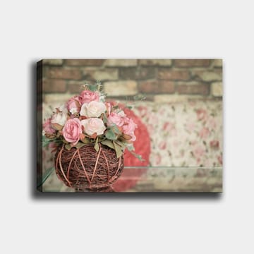 Canvastavla 70x100 cm - Vacker bukett med rosa rosor i en korg av kvistar - Rosa / Grön / Brun - Inredning - Tavlor & posters - Canvastavla