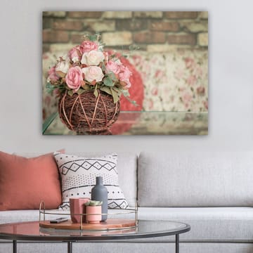 Canvastavla 70x100 cm - Vacker bukett med rosa rosor i en korg av kvistar - Rosa / Grön / Brun - Inredning - Tavlor & posters - Canvastavla