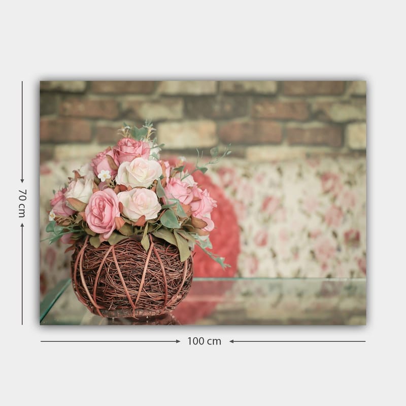 Canvastavla 70x100 cm - Vacker bukett med rosa rosor i en korg av kvistar - Rosa / Grön / Brun - Inredning - Tavlor & posters - Canvastavla