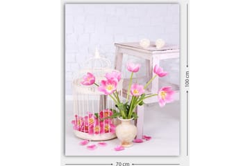Canvastavla 70x100 cm - Vacker bukett med rosa tulpaner i en kruka, omgiven av blomblad och en fågelbur - Rosa / Grön / Beige - Inredning - Tavlor & posters - Canvastavla