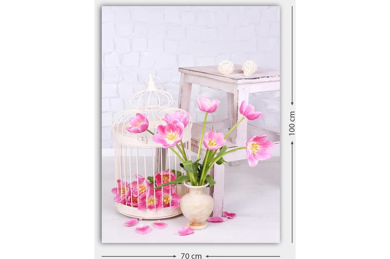 Canvastavla 70x100 cm - Vacker bukett med rosa tulpaner i en kruka, omgiven av blomblad och en fågelbur - Rosa / Grön / Beige - Inredning - Tavlor & posters - Canvastavla