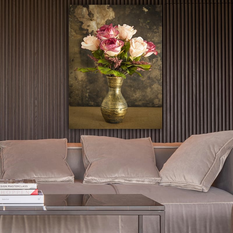 Canvastavla 70x100 cm - Vacker bukett med rosor i en dekorativ vas - Rosa / Grön / Guld - Inredning - Tavlor & posters - Canvastavla
