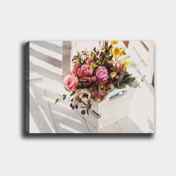 Canvastavla 70x100 cm - Vacker bukett med rosor och andra blommor i en vit korg - Rosa / Grön / Gul - Inredning - Tavlor & posters - Canvastavla
