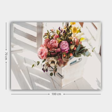 Canvastavla 70x100 cm - Vacker bukett med rosor och andra blommor i en vit korg - Rosa / Grön / Gul - Inredning - Tavlor & posters - Canvastavla