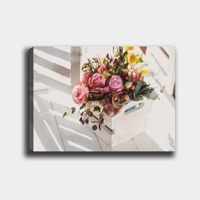 Canvastavla 70x100 cm - Vacker bukett med rosor och andra blommor i en vit korg - Rosa / Grön / Gul - Inredning - Tavlor & posters - Canvastavla
