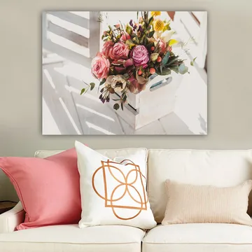 Canvastavla 70x100 cm - Vacker bukett med rosor och andra blommor i en vit korg - Rosa / Grön / Gul - Inredning - Tavlor & posters - Canvastavla