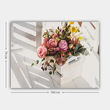 Canvastavla 70x100 cm - Vacker bukett med rosor och andra blommor i en vit korg - Rosa / Grön / Gul - Inredning - Tavlor & posters - Canvastavla