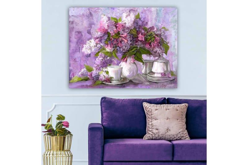 Canvastavla 70x100 cm - Vacker bukett med syrener i lila och rosa nyanser, omgiven av vita porslinskoppar och fat - Lila / Rosa / Grön - Inredning - Tavlor & posters - Canvastavla