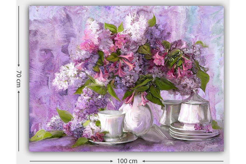 Canvastavla 70x100 cm - Vacker bukett med syrener i lila och rosa nyanser, omgiven av vita porslinskoppar och fat - Lila / Rosa / Grön - Inredning - Tavlor & posters - Canvastavla