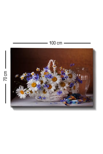 Canvastavla 70x100 cm - Vacker bukett med prästkragar och blåklint i en korg - Vit / Blå / Gul - Inredning - Tavlor & posters - Canvastavla