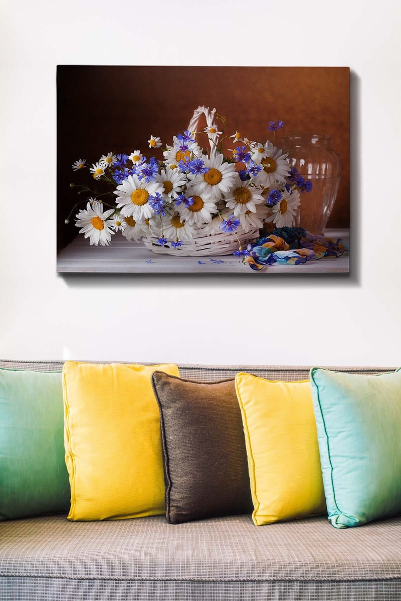 Canvastavla 70x100 cm - Vacker bukett med prästkragar och blåklint i en korg - Vit / Blå / Gul - Inredning - Tavlor & posters - Canvastavla