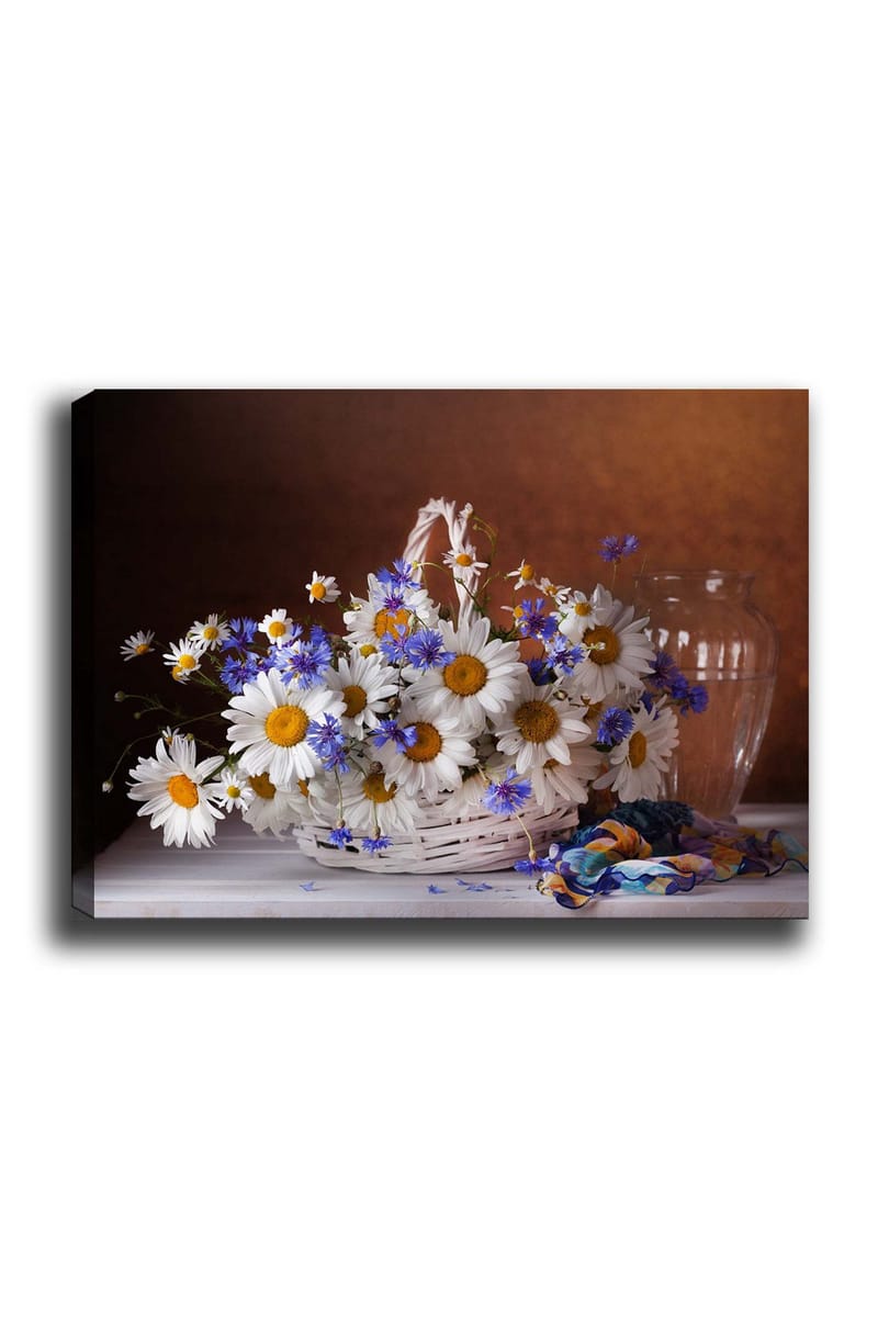 Canvastavla 70x100 cm - Vacker bukett med prästkragar och blåklint i en korg, Vit / Blå / Gul