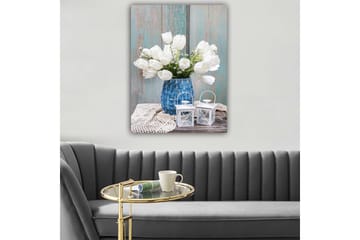 Canvastavla 70x100 cm - Vacker bukett vita tulpaner i en blå vas, placerad på en träyta med ljusa detaljer - Vit / Blå / Grå - Inredning - Tavlor & posters - Canvastavla