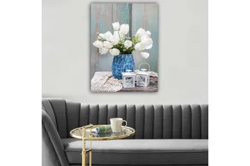 Canvastavla 70x100 cm - Vacker bukett vita tulpaner i en blå vas, placerad på en träyta med ljusa detaljer - Vit / Blå / Grå - Inredning - Tavlor & posters - Canvastavla