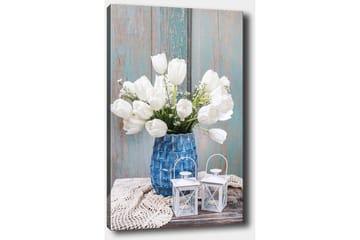 Canvastavla 70x100 cm - Vacker bukett vita tulpaner i en blå vas, placerad på en träyta med ljusa detaljer - Vit / Blå / Grå - Inredning - Tavlor & posters - Canvastavla