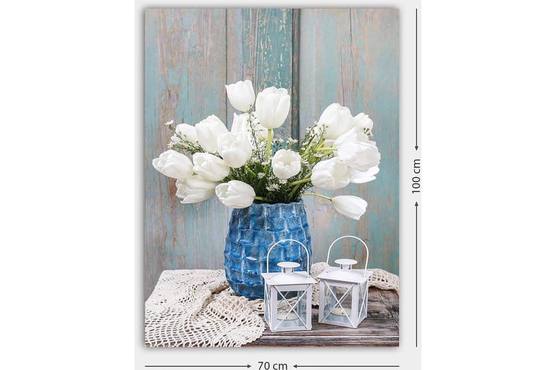 Canvastavla 70x100 cm - Vacker bukett vita tulpaner i en blå vas, placerad på en träyta med ljusa detaljer - Vit / Blå / Grå - Inredning - Tavlor & posters - Canvastavla