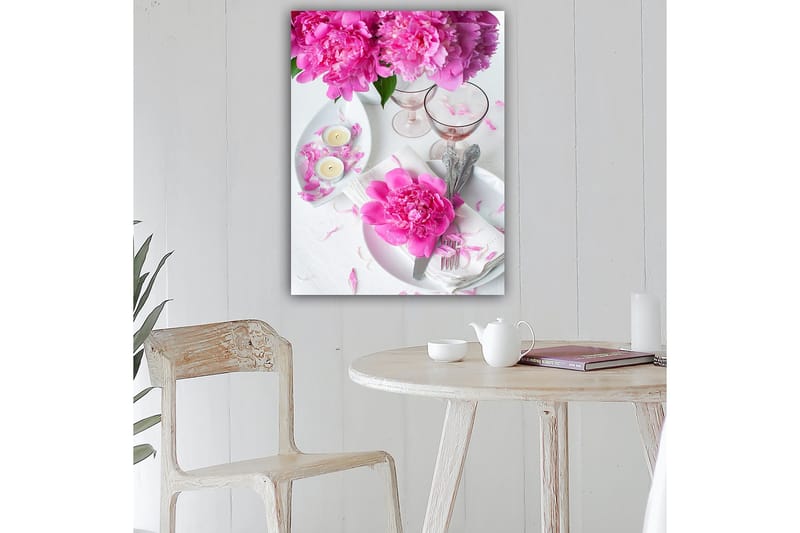 Canvastavla 70x100 cm - Vacker dukning med rosa pioner och eleganta glas - Rosa / Vit - Inredning - Tavlor & posters - Canvastavla