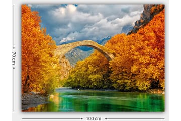 Canvastavla 70x100 cm - Vacker höstlandskap med en gammal stenbro som sträcker sig över en glittrande flod omgiven av färgglada träd - Orange / Grön / Blå - Inredning - Tavlor & posters - Canvastavla