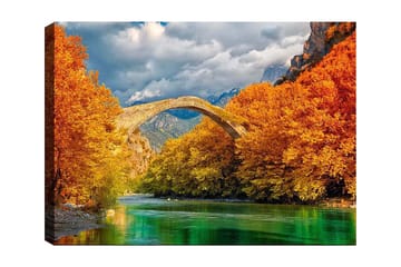 Canvastavla 70x100 cm - Vacker höstlandskap med en gammal stenbro som sträcker sig över en glittrande flod omgiven av färgglada träd - Orange / Grön / Blå - Inredning - Tavlor & posters - Canvastavla
