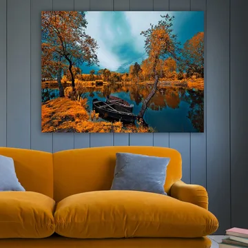 Canvastavla 70x100 cm - Vacker höstlandskap med en stilla sjö och en båt vid strandkanten - Orange / Turkos - Inredning - Tavlor & posters - Canvastavla