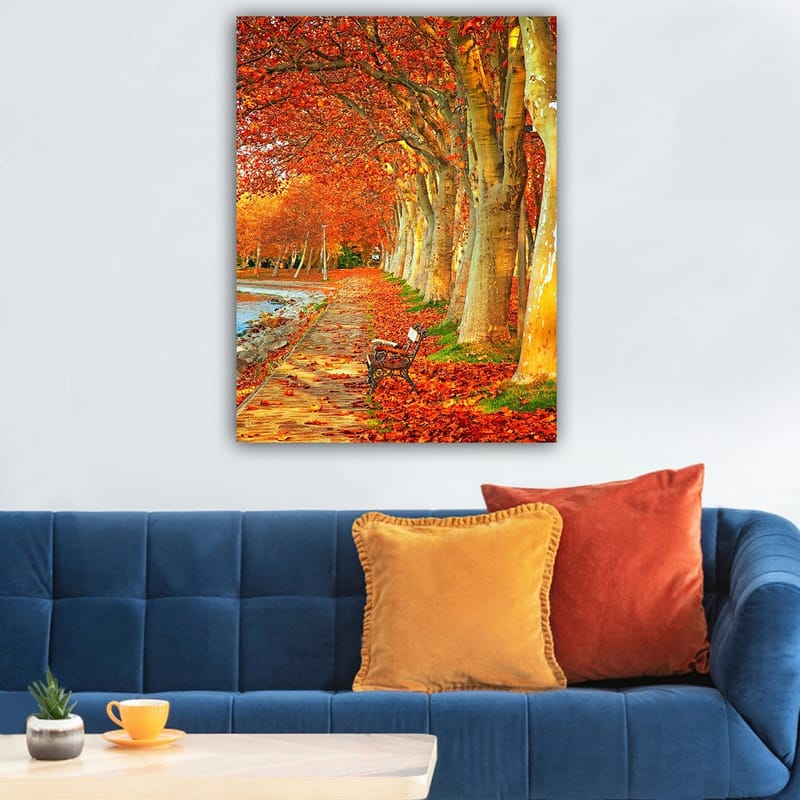 Canvastavla 70x100 cm - Vacker höstscen med en bänk längs en allé av träd med sprakande röda och orange löv - Röd / Orange / Gul - Inredning - Tavlor & posters - Canvastavla