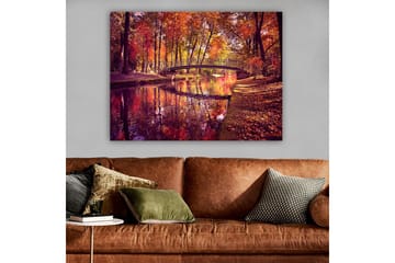 Canvastavla 70x100 cm - Vacker höstscen med en bro som sträcker sig över en spegelblanka vattenyta omgiven av färgglada träd - Orange / Röd / Gul - Inredning - Tavlor & posters - Canvastavla