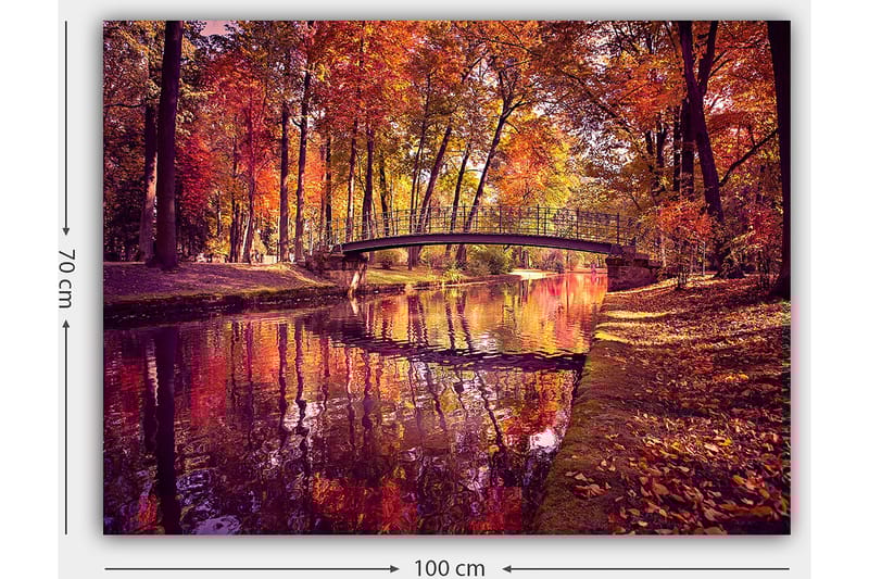 Canvastavla 70x100 cm - Vacker höstscen med en bro som sträcker sig över en spegelblanka vattenyta omgiven av färgglada träd - Orange / Röd / Gul - Inredning - Tavlor & posters - Canvastavla